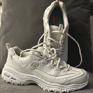 Skechers D’Lites White Sneakers with Air-Cooled Memory Foam - size 8.5